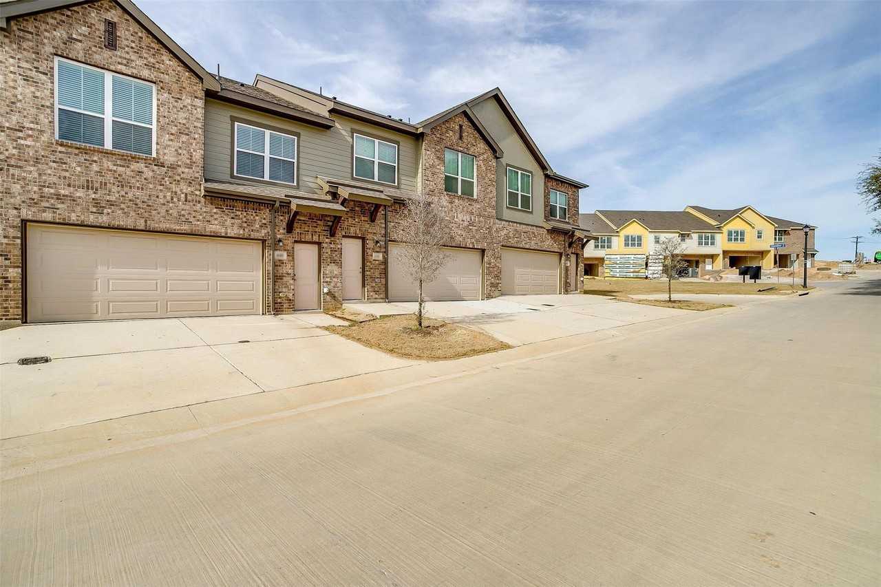 544 Lake Point Dr - Photo 4 of 36
