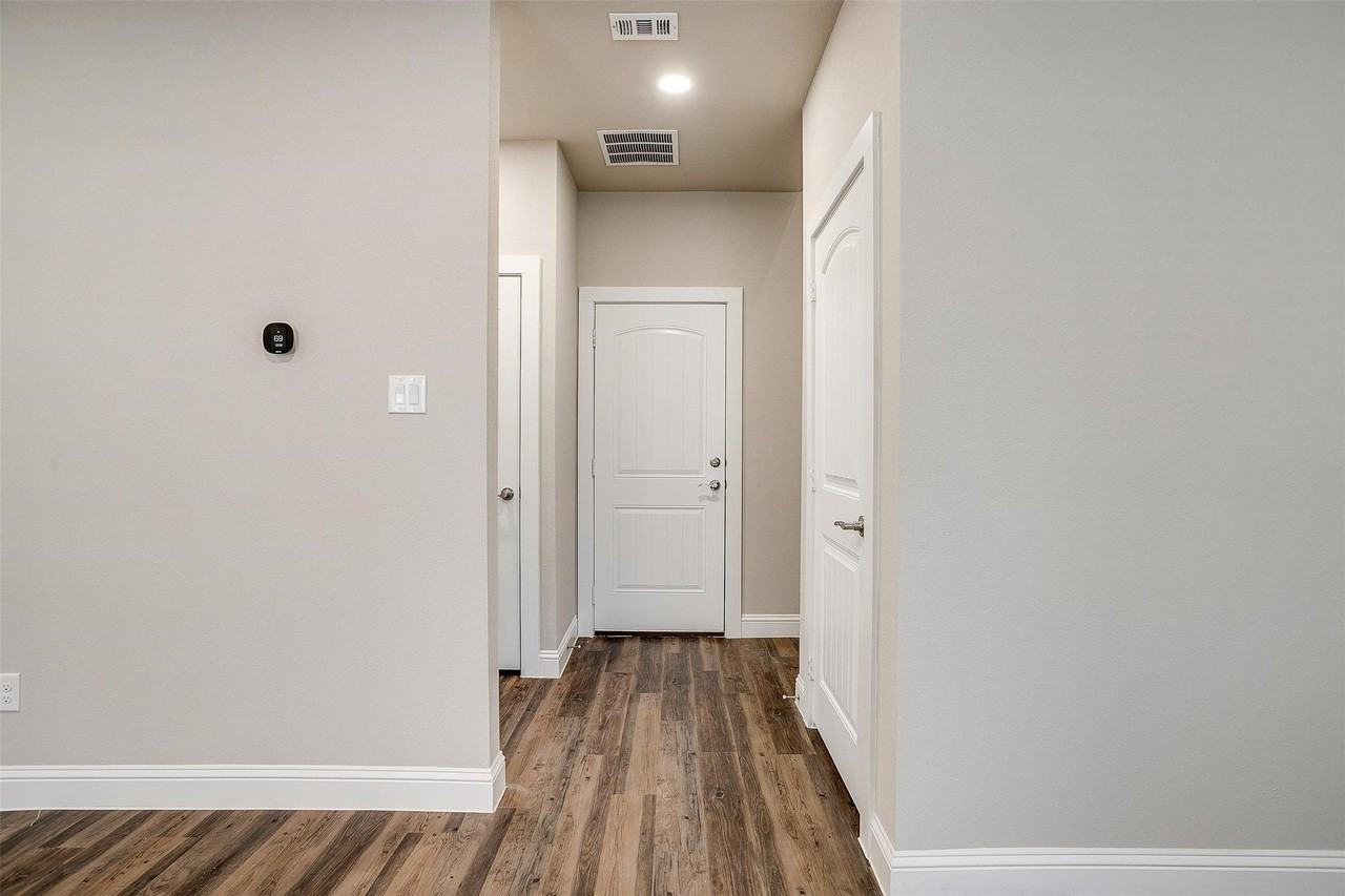 544 Lake Point Dr - Photo 5 of 36