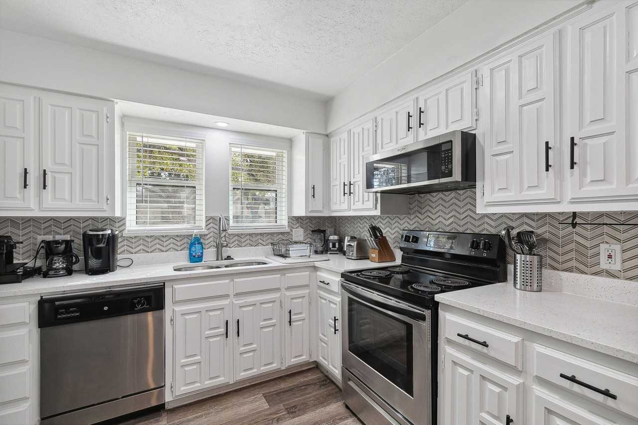 1813 Cross Bend Rd - Photo 5 of 30