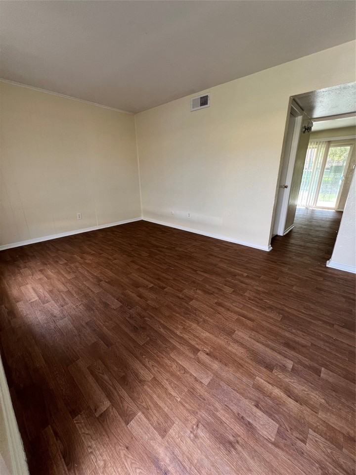 5221 Grovewood St - Photo 3 of 9