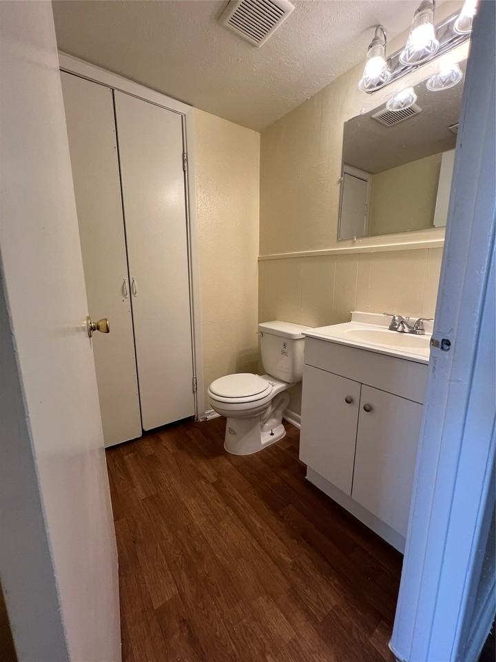 5221 Grovewood St - Photo 4 of 9
