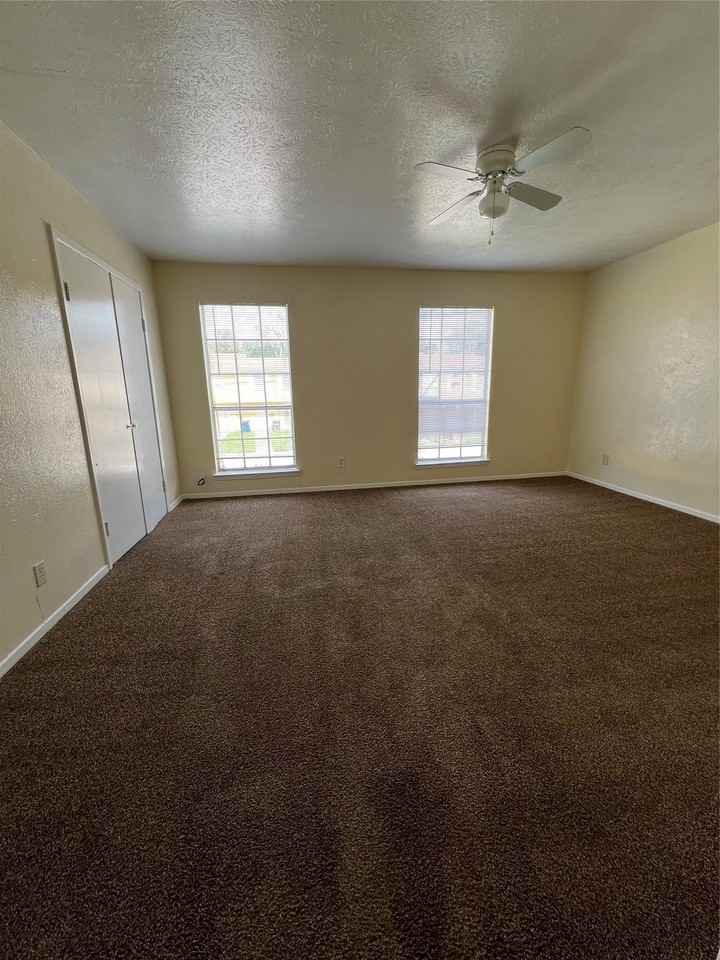 5221 Grovewood St - Photo 5 of 9