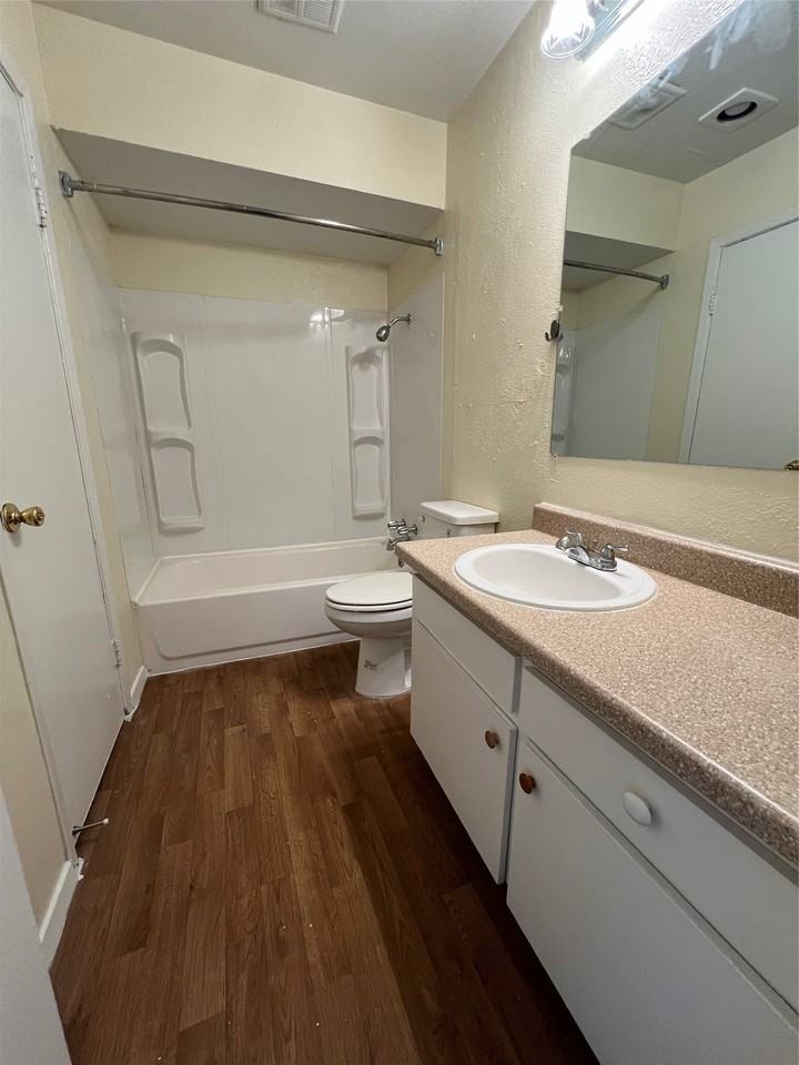 5221 Grovewood St - Photo 6 of 9