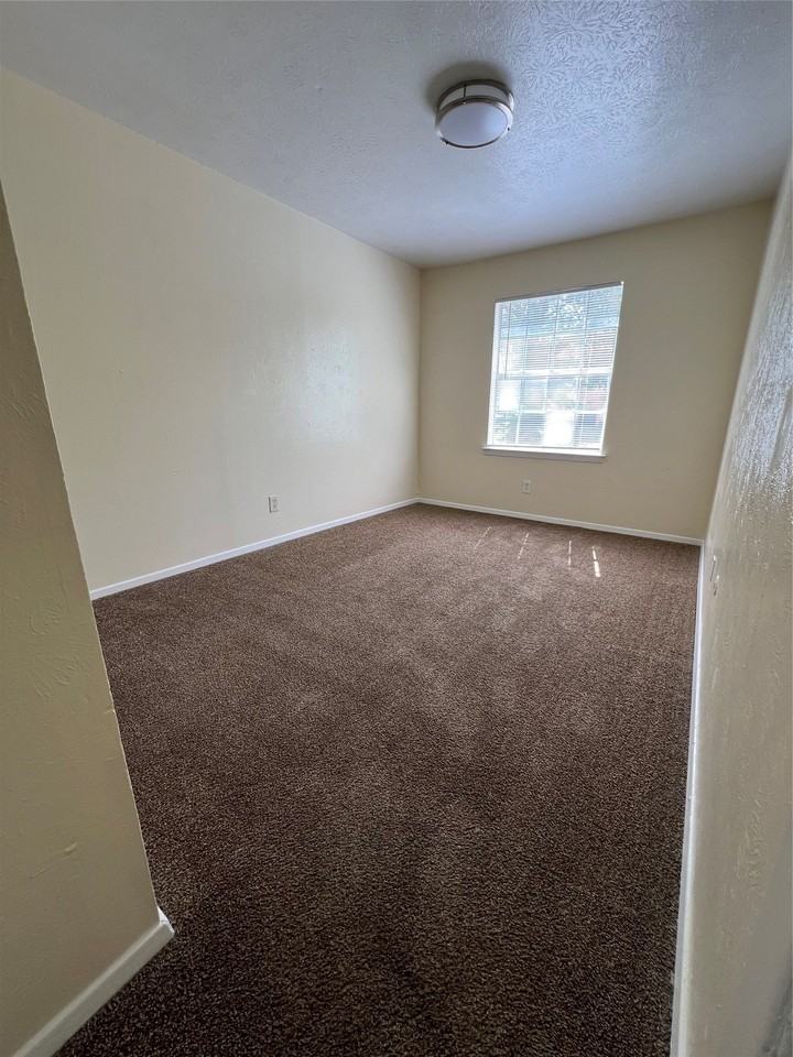 5221 Grovewood St - Photo 7 of 9