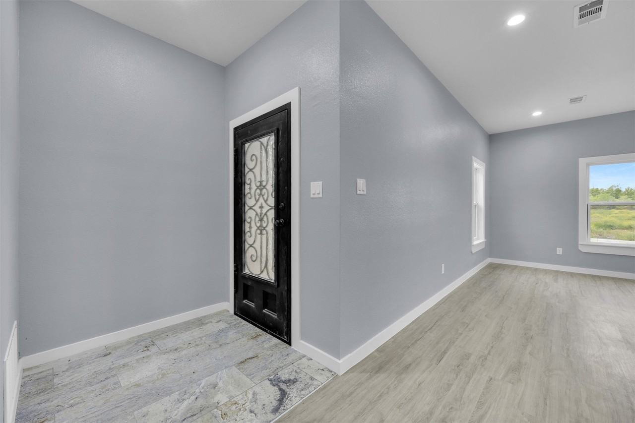 409 N Dallas St - Photo 5 of 26