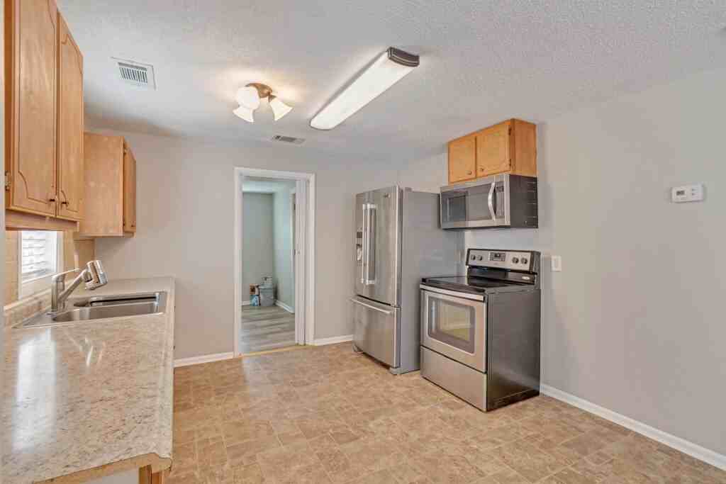 2025 Eppinger St - Photo 3 of 20