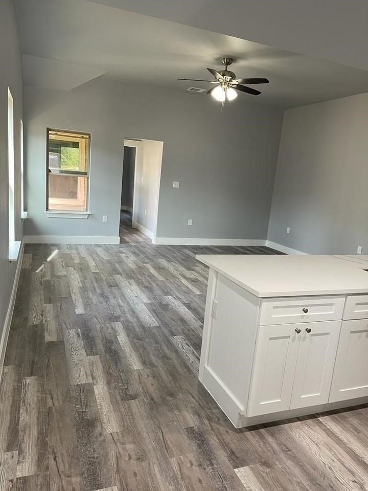 401 W Elm St - Photo 5 of 13
