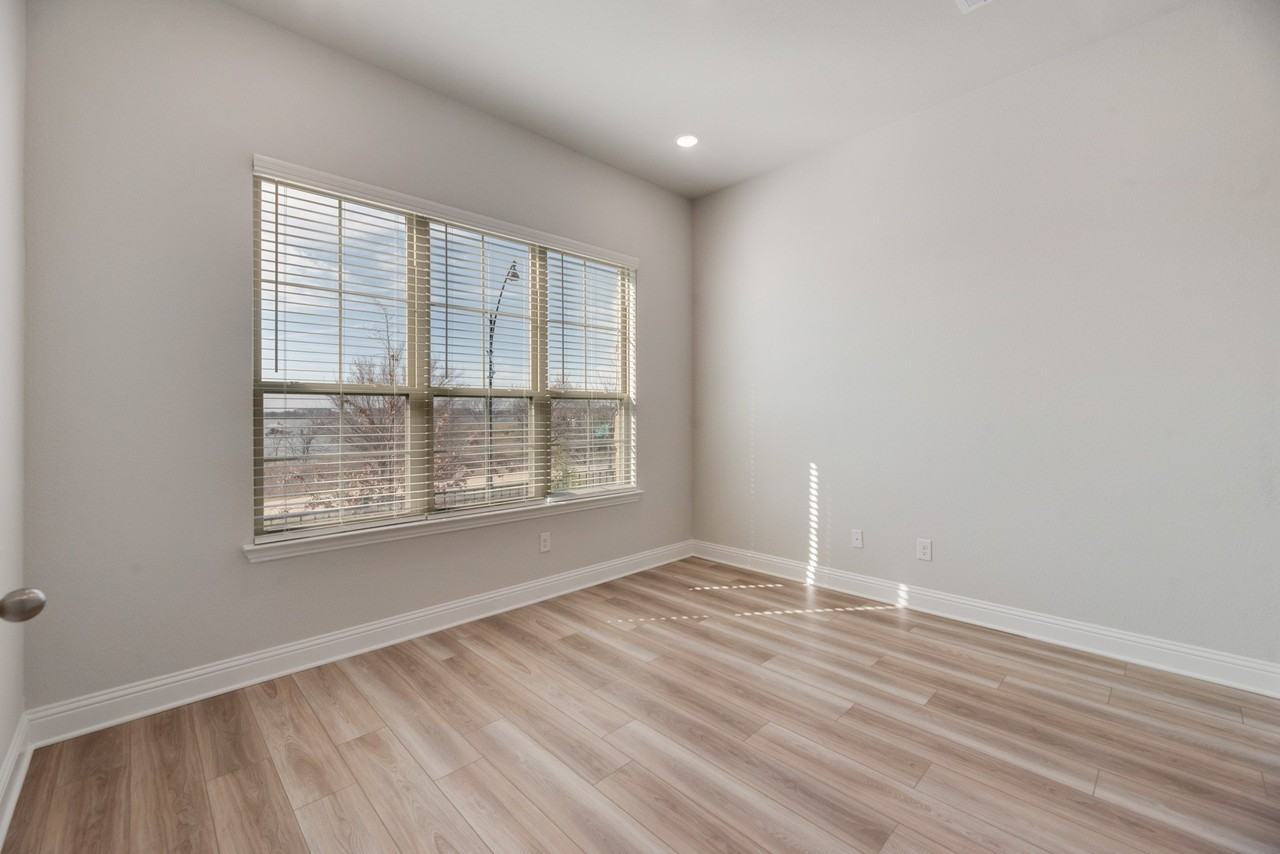 7009 Sunset Blvd - Photo 5 of 35