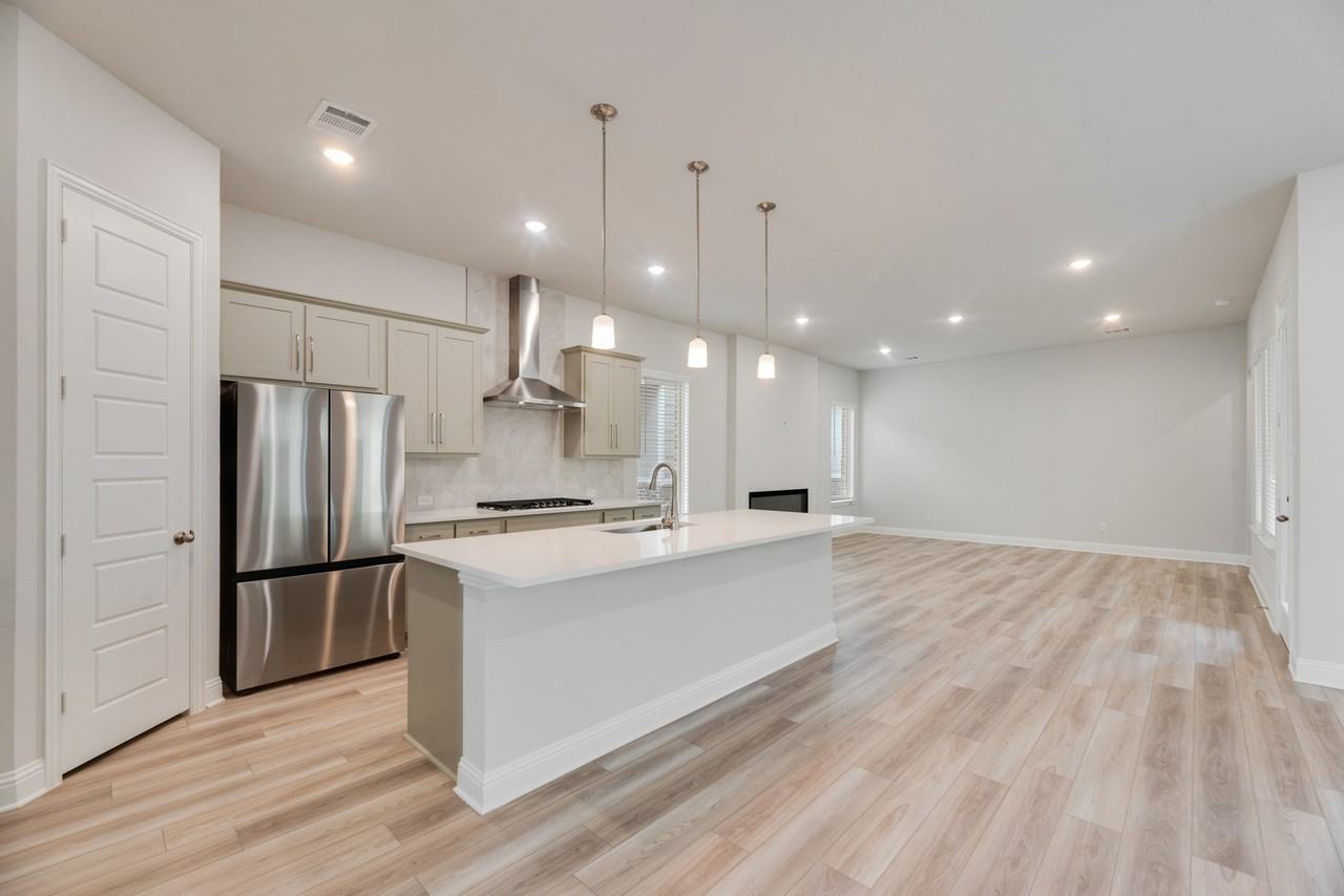 7009 Sunset Blvd - Photo 7 of 35