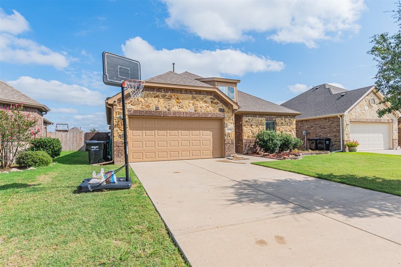 627 Redwood Dr - Photo 2 of 26