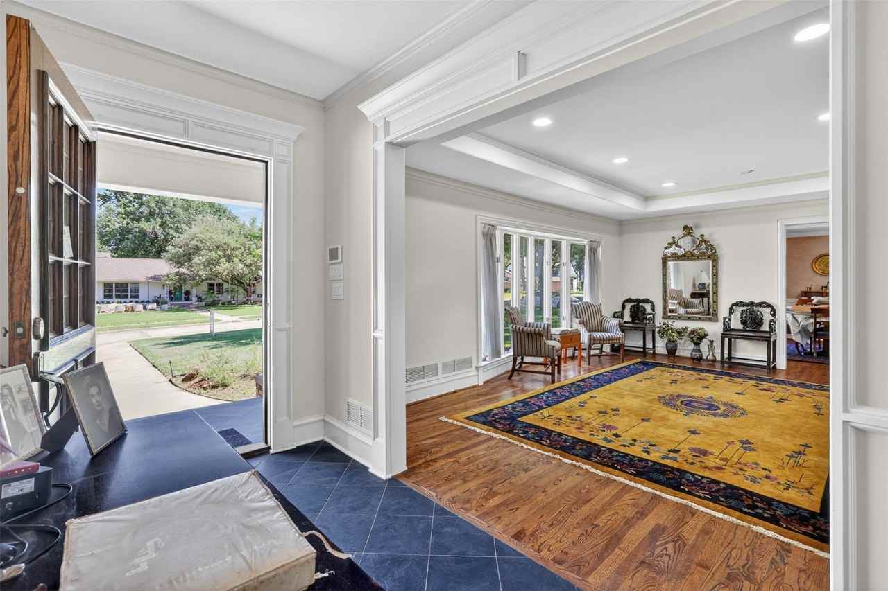 7141 Twin Tree Ln - Photo 4 of 24