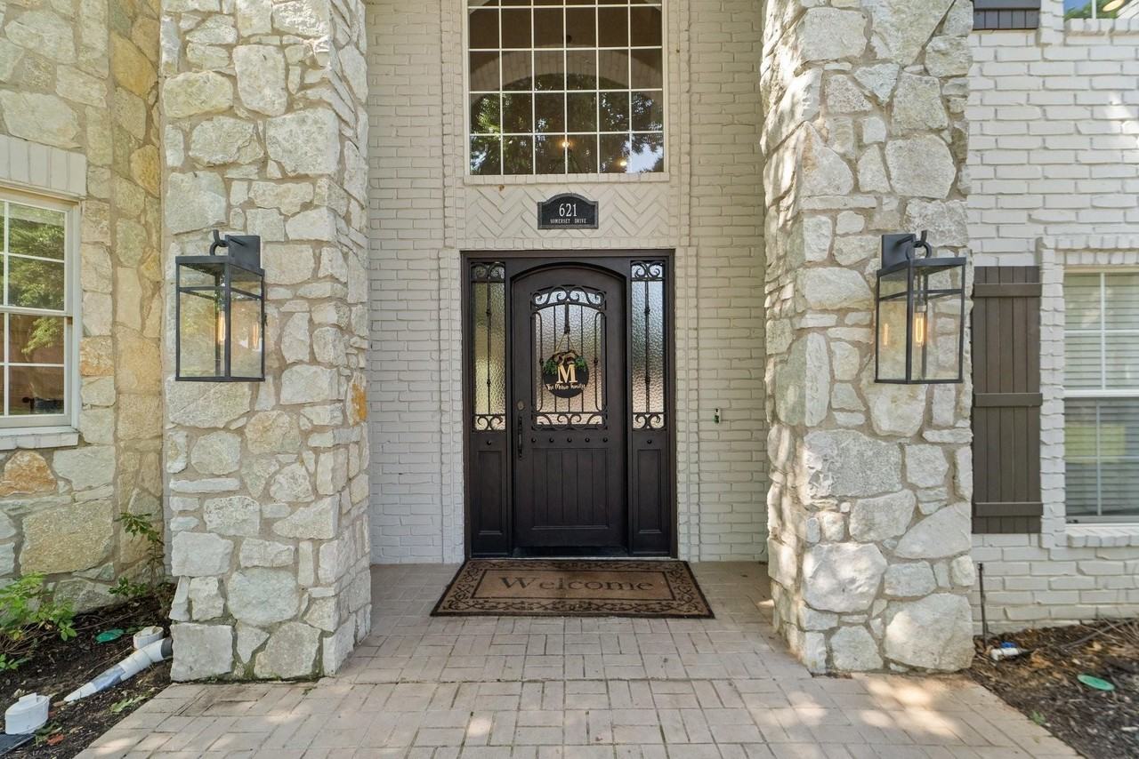 621 Somerset Dr - Photo 5 of 30
