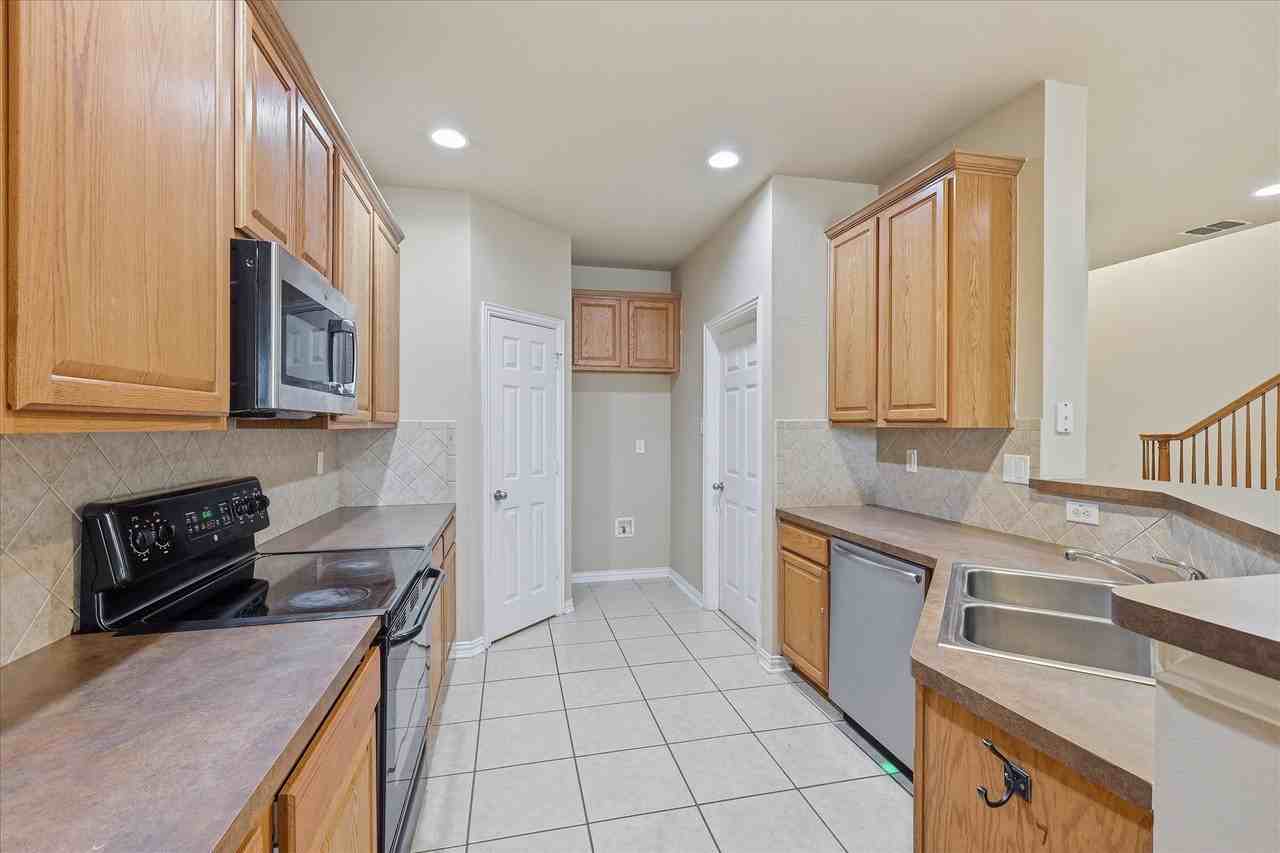 1725 Brookview Dr - Photo 4 of 21