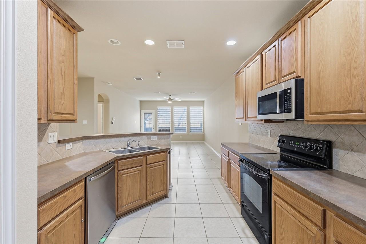1725 Brookview Dr - Photo 5 of 21