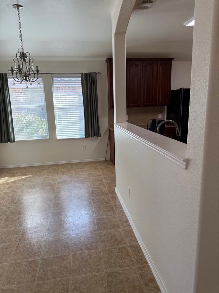 4709 Redbud Dr - Photo 4 of 31