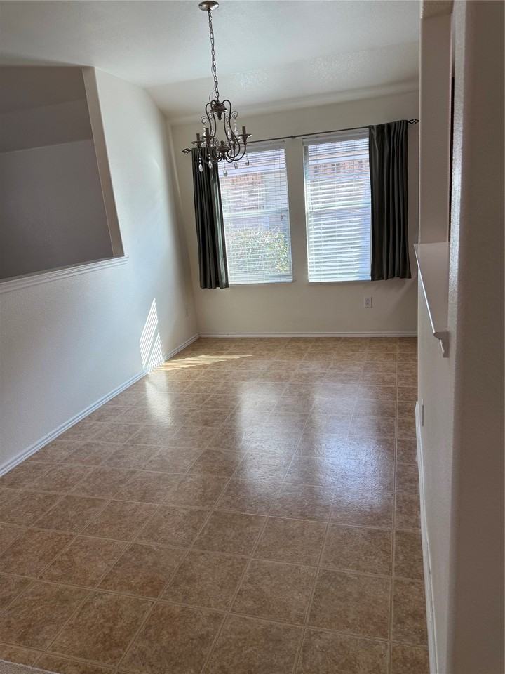 4709 Redbud Dr - Photo 5 of 31