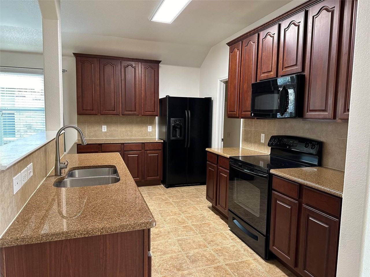 4709 Redbud Dr - Photo 6 of 31