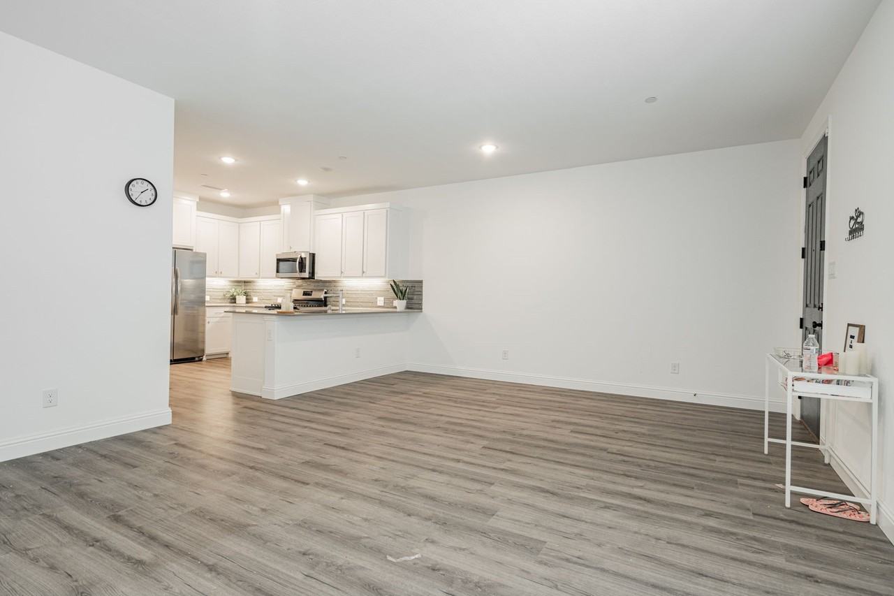 537 Parkside Dr - Photo 2 of 17