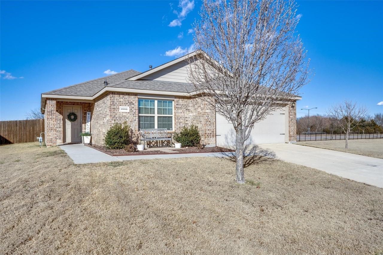 1606 Meadow Creek Dr - Photo 2 of 25