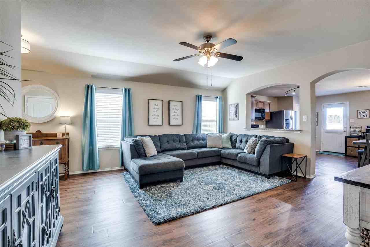 1606 Meadow Creek Dr - Photo 4 of 25