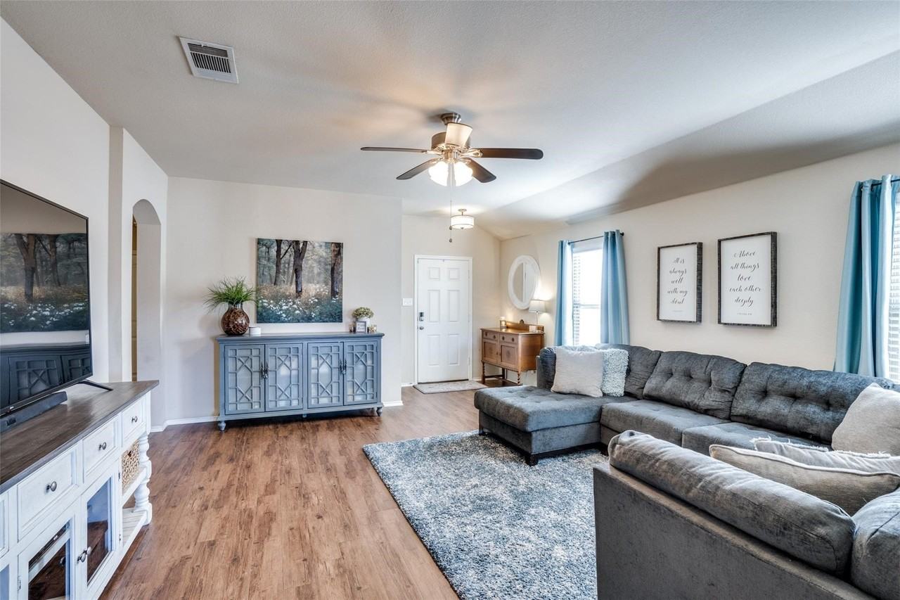 1606 Meadow Creek Dr - Photo 6 of 25