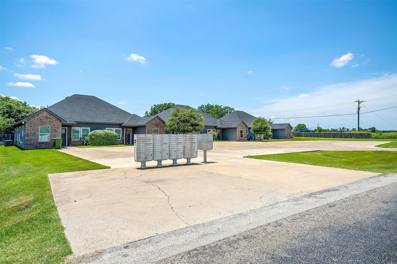2708 James Rd - Photo 6 of 34