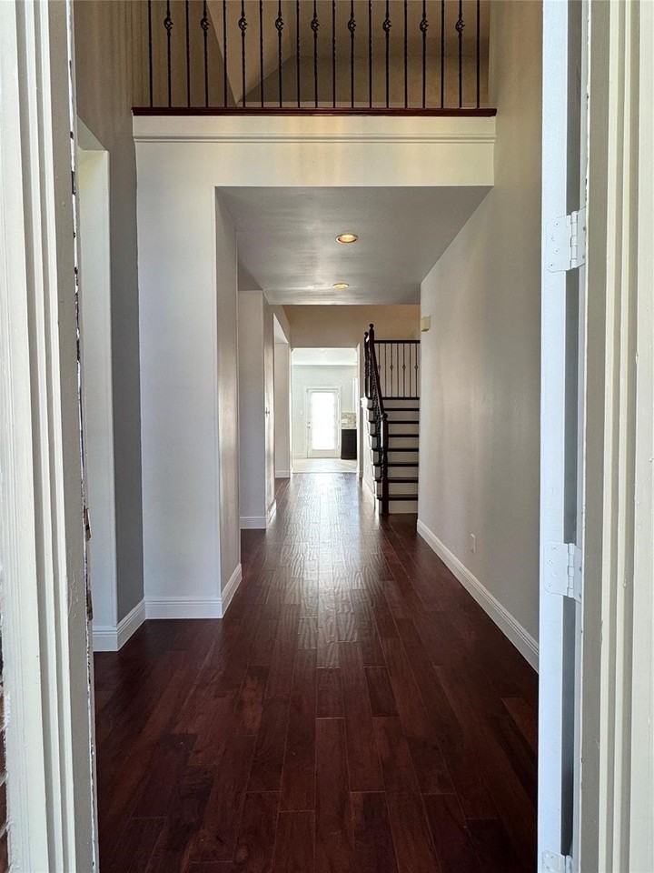 320 Sycamore Dr - Photo 3 of 36