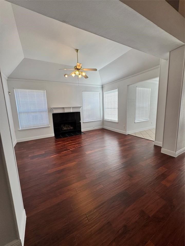 320 Sycamore Dr - Photo 5 of 36