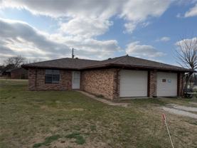 1605 Oak Cir - Photo 1 of 1