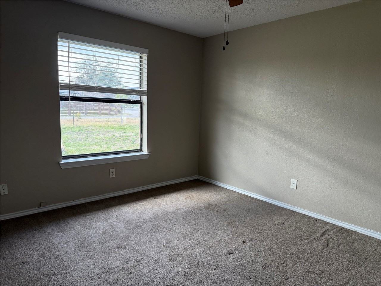 1605 Oak Cir - Photo 5 of 7