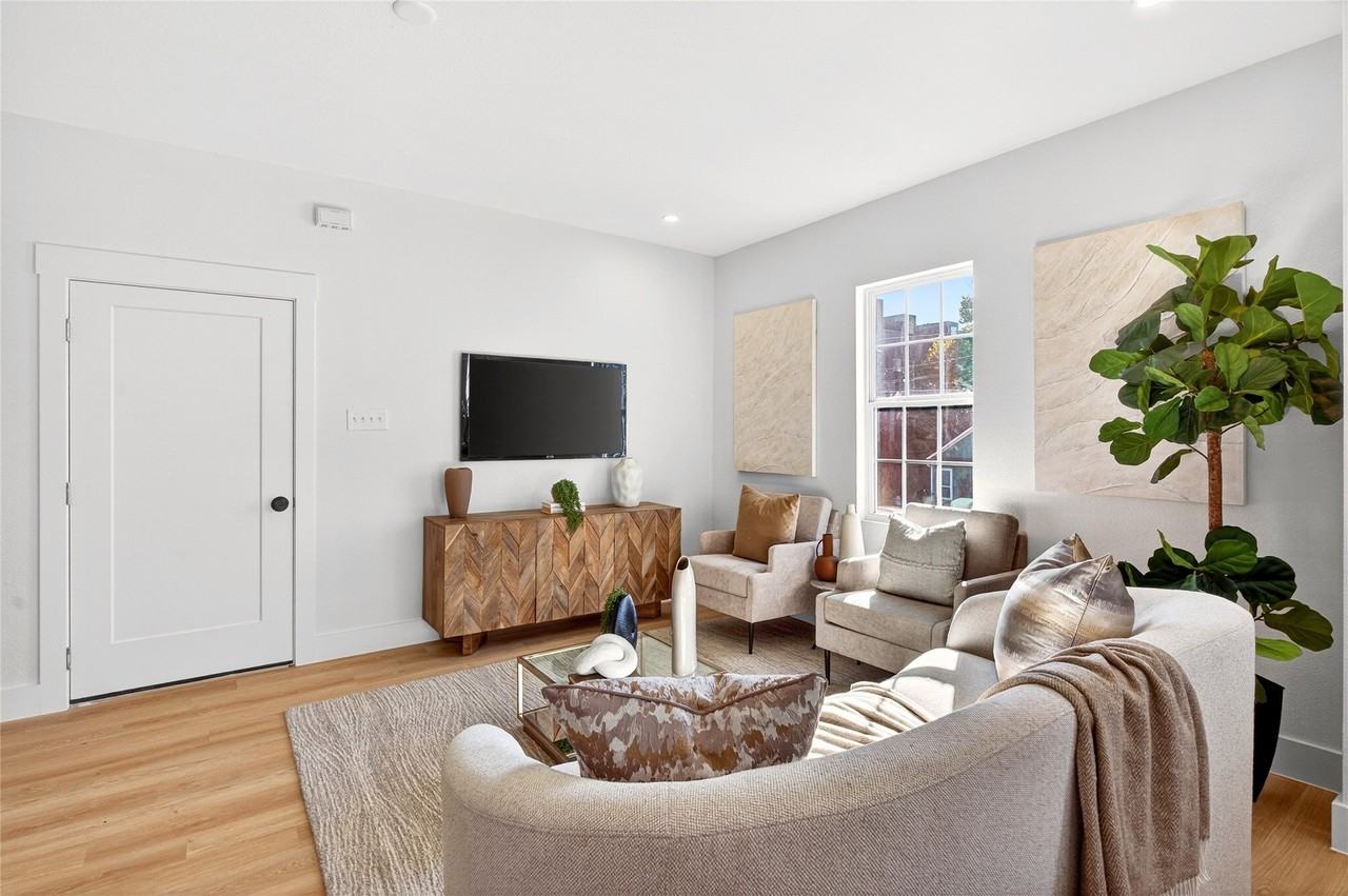439 W 9th St #3 - Photo 3 of 31
