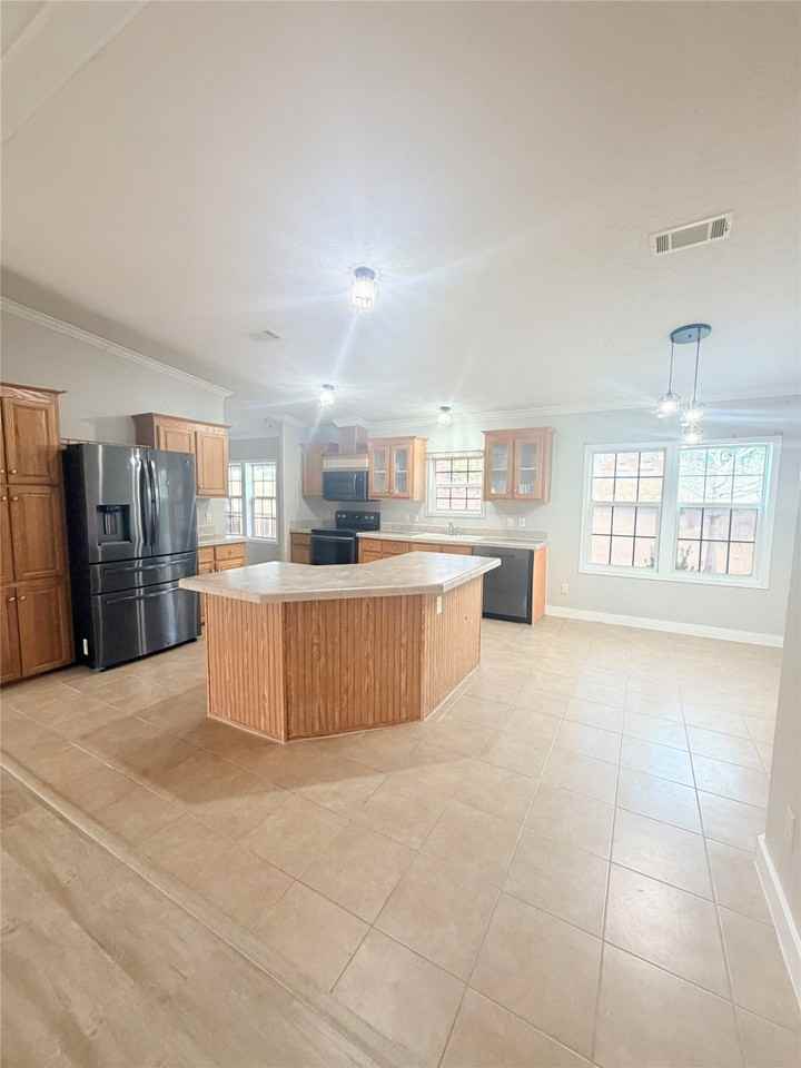 2595 Bryant St - Photo 5 of 14