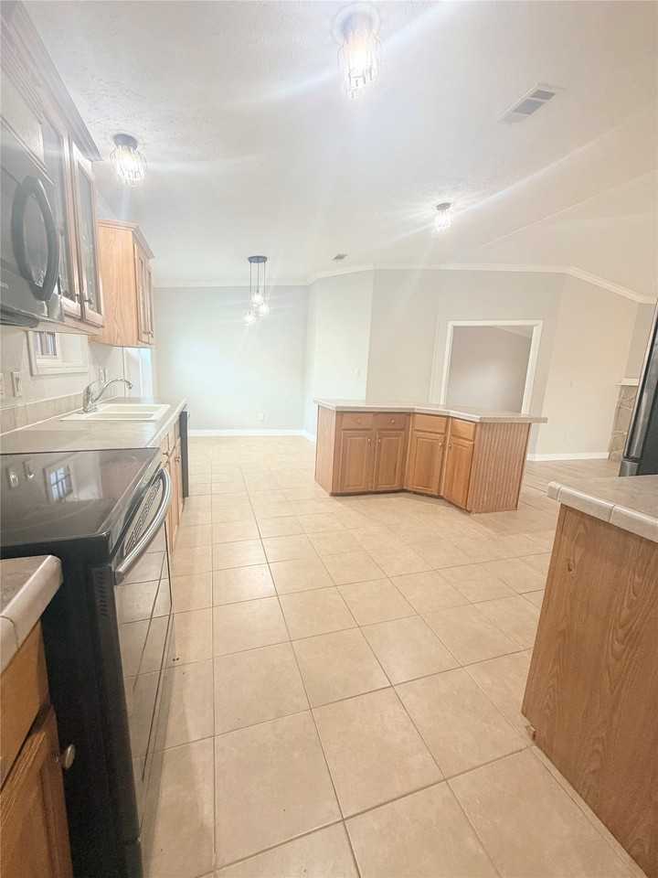2595 Bryant St - Photo 6 of 14