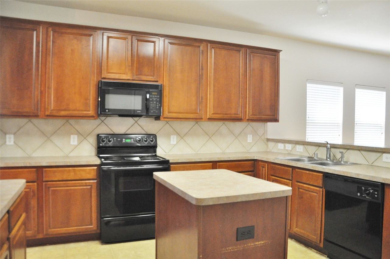 3104 Kennedy Dr - Photo 5 of 12