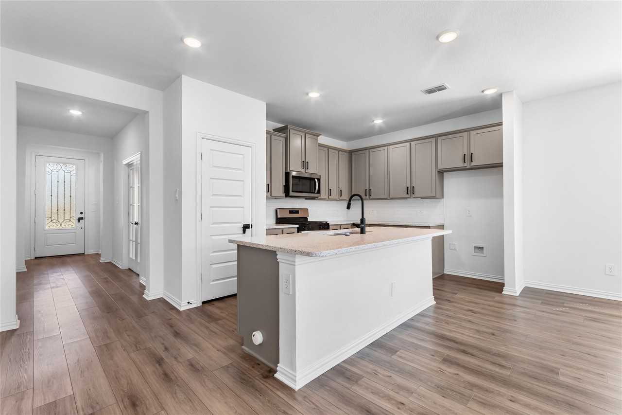 1227 Stockton Trl - Photo 7 of 27