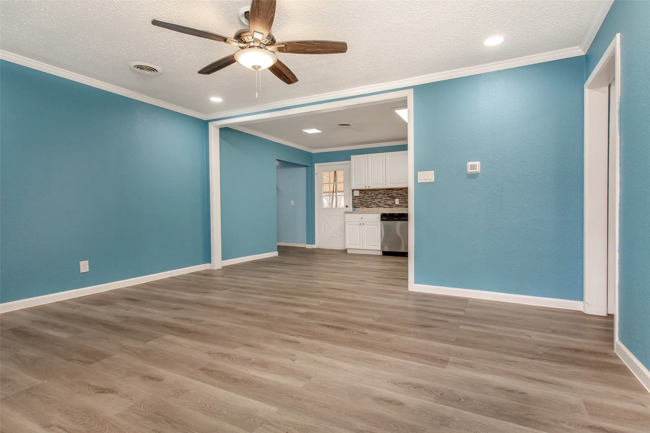 926 Powell Rd - Photo 3 of 16