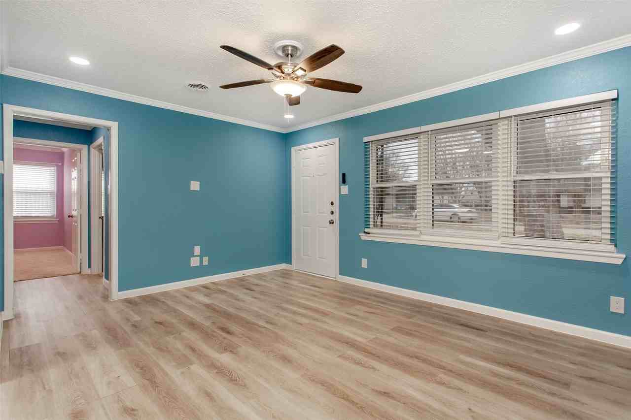 926 Powell Rd - Photo 5 of 16
