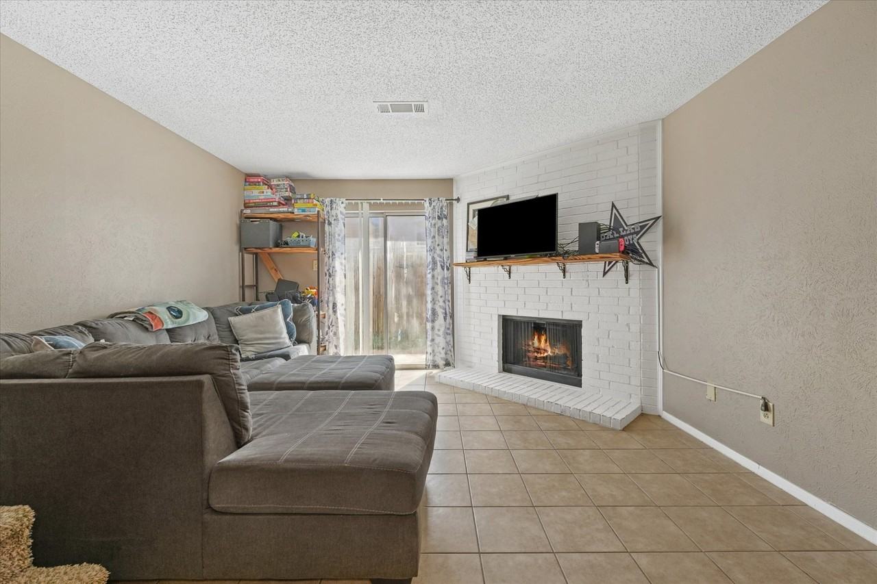 621 Carriagehouse Ln #2 - Photo 2 of 16