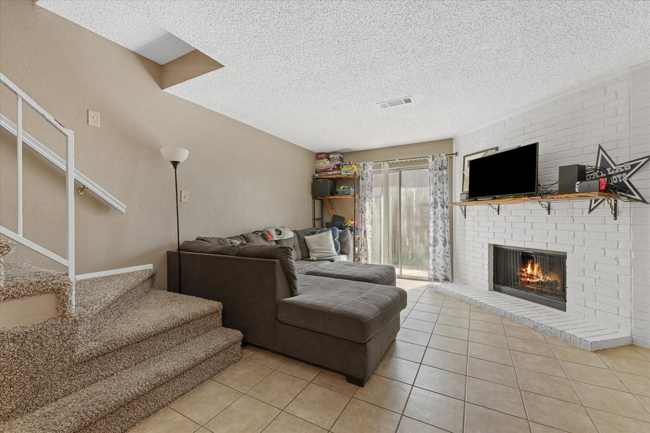 621 Carriagehouse Ln #2 - Photo 3 of 16
