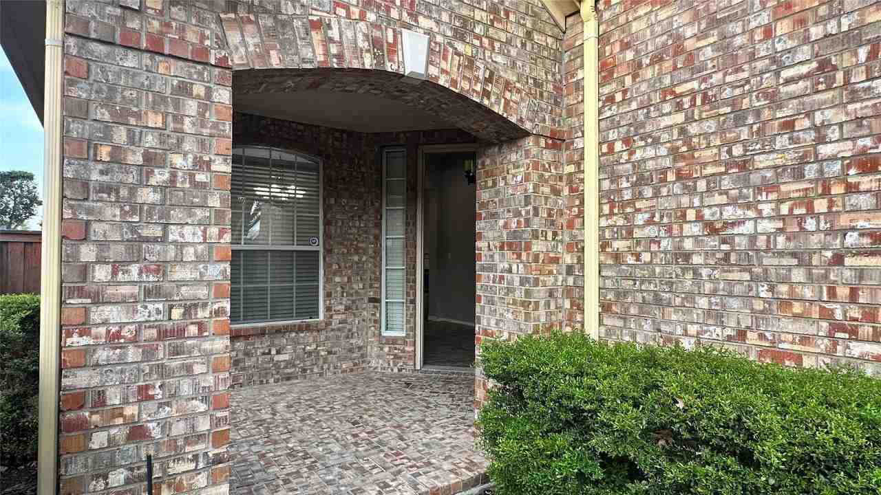 8905 Edinburgh Ln - Photo 3 of 33