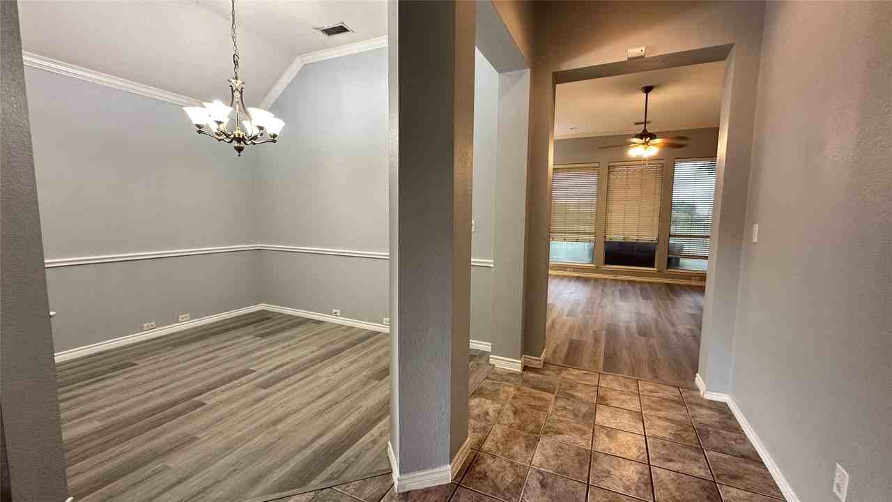 8905 Edinburgh Ln - Photo 4 of 33