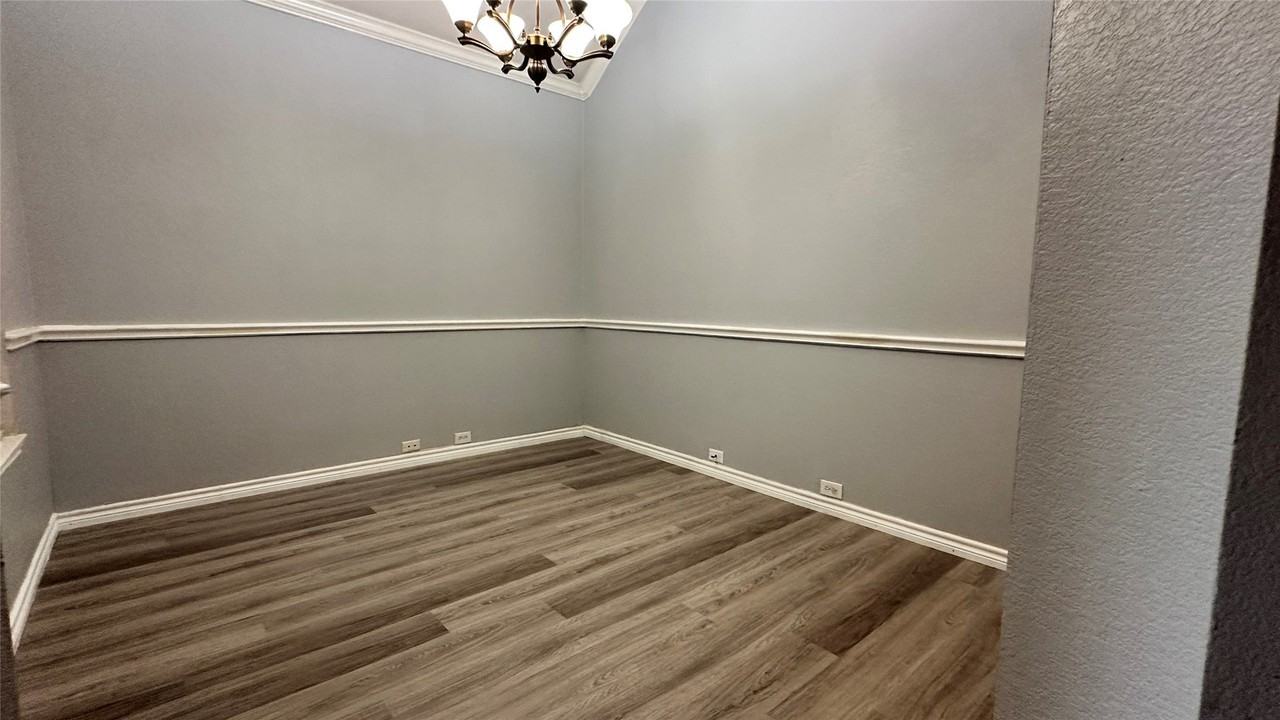 8905 Edinburgh Ln - Photo 5 of 33