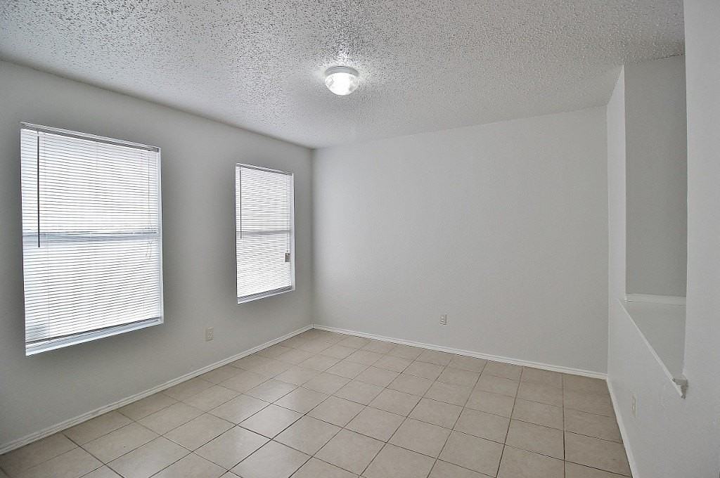 3325 Tioga St - Photo 4 of 23