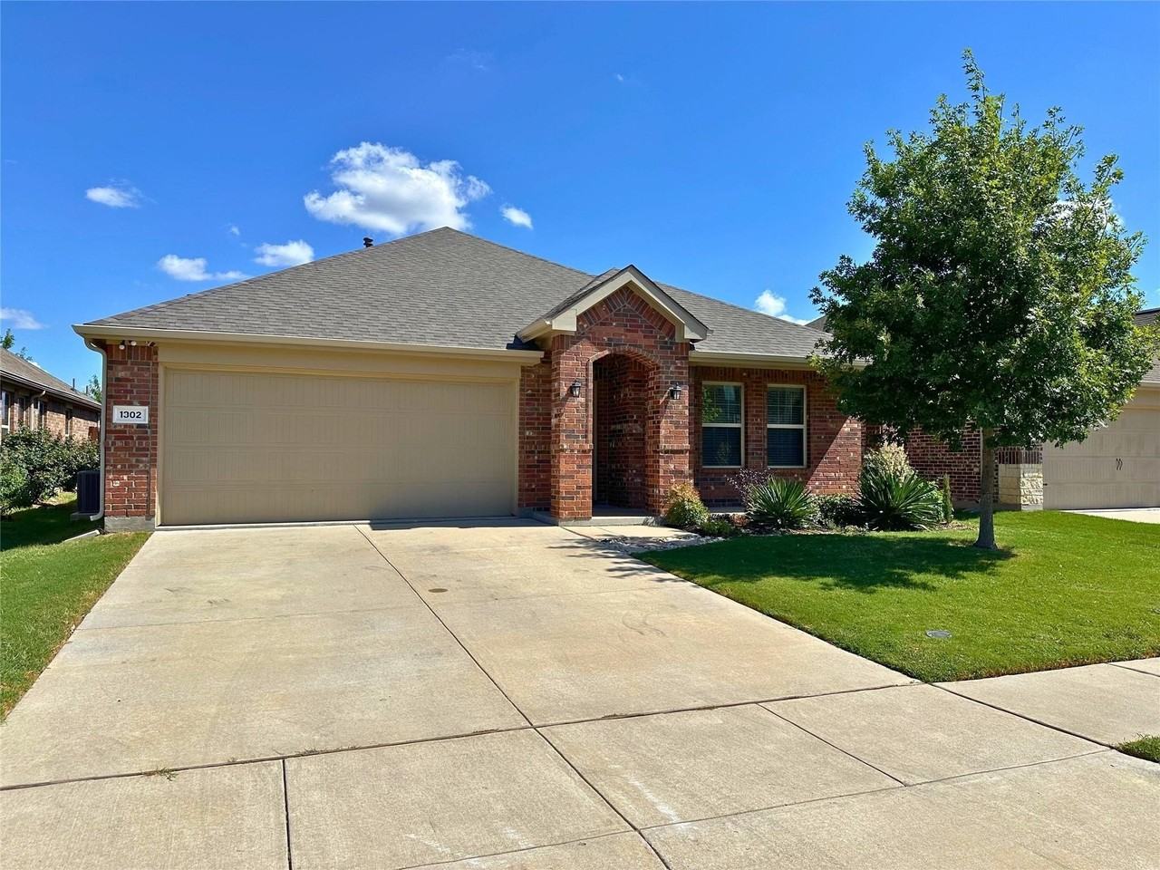 1302 Deerfield Dr - Photo 2 of 16
