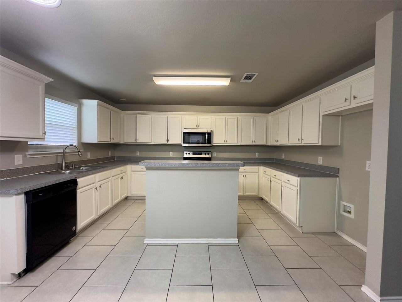 3509 Apple Valley Way - Photo 4 of 8