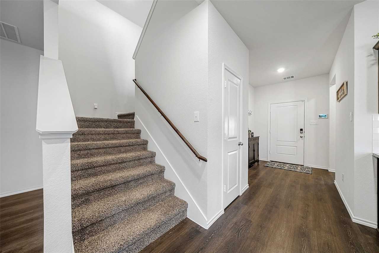 813 Cottonwood Way - Photo 4 of 38