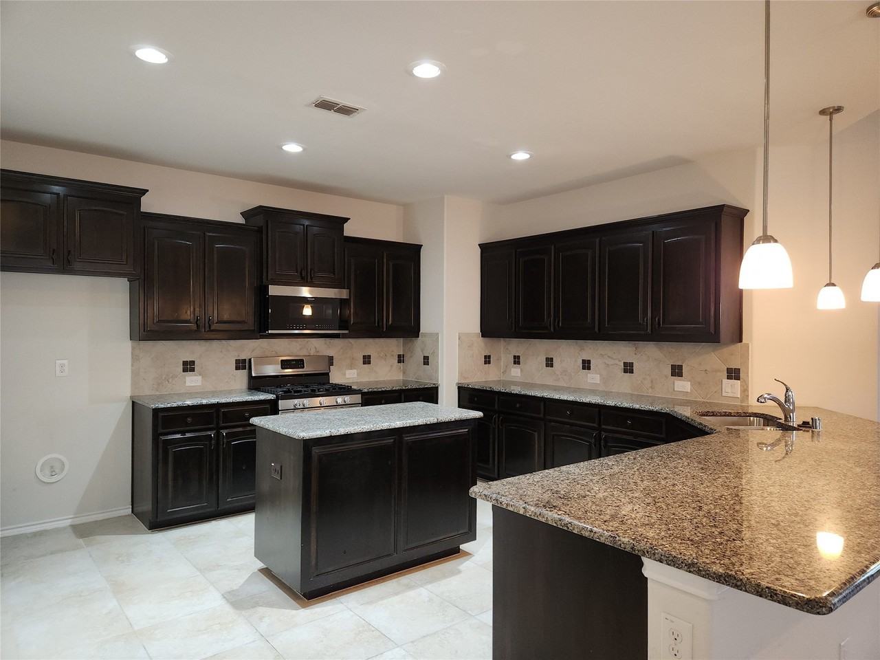 209 Meadows Dr - Photo 4 of 33