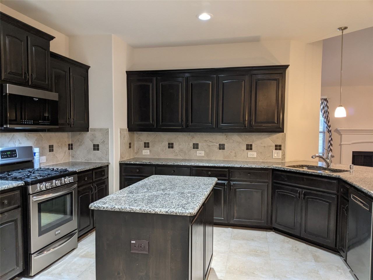 209 Meadows Dr - Photo 5 of 33