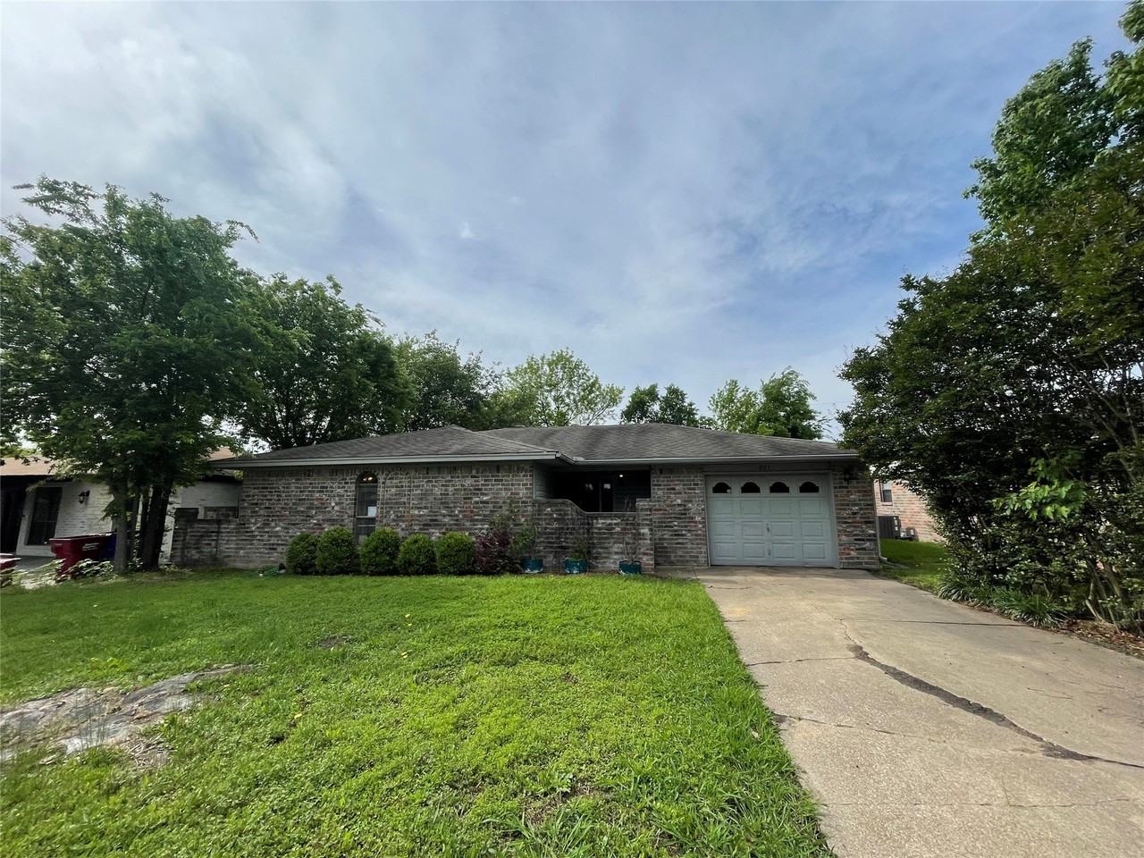 821 Loganwood Dr
