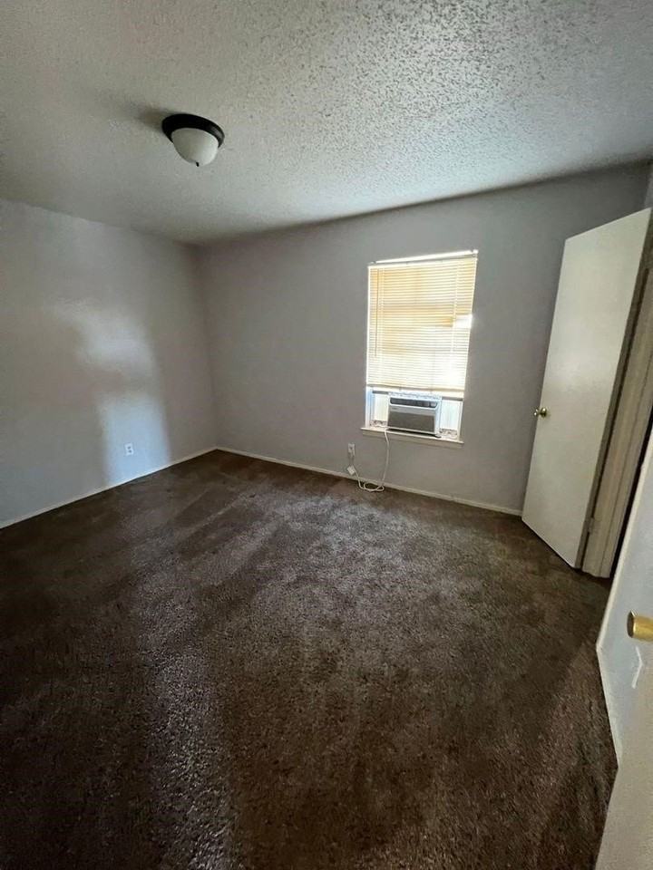 2410 N Willis St - Photo 3 of 12